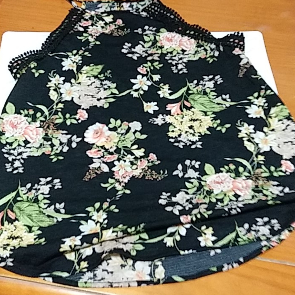 Women's sleeve-less halter blouse